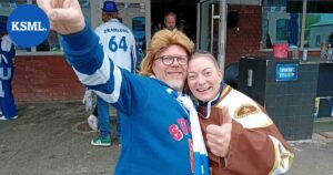 Spänningen stiger: Festlig kväll för hockeyfans på Sisuklubben i Stockholm