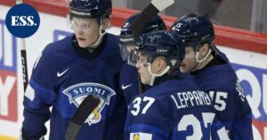 Latvias fans tänder eld på ishockeytempen i Stockholm