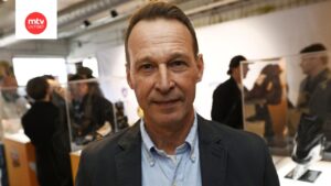 Lejonlegendens nya jobb: Klipper gräsmattor