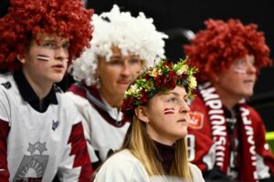 Favoriterna återhämtade sig efter överraskande starter i VM-ishockey