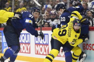 Tre Kronor leder mot Finland inför sista perioden