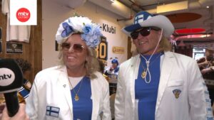 Risto och Pauliina firar kämparglöd med imponerande fanutstyrslar
